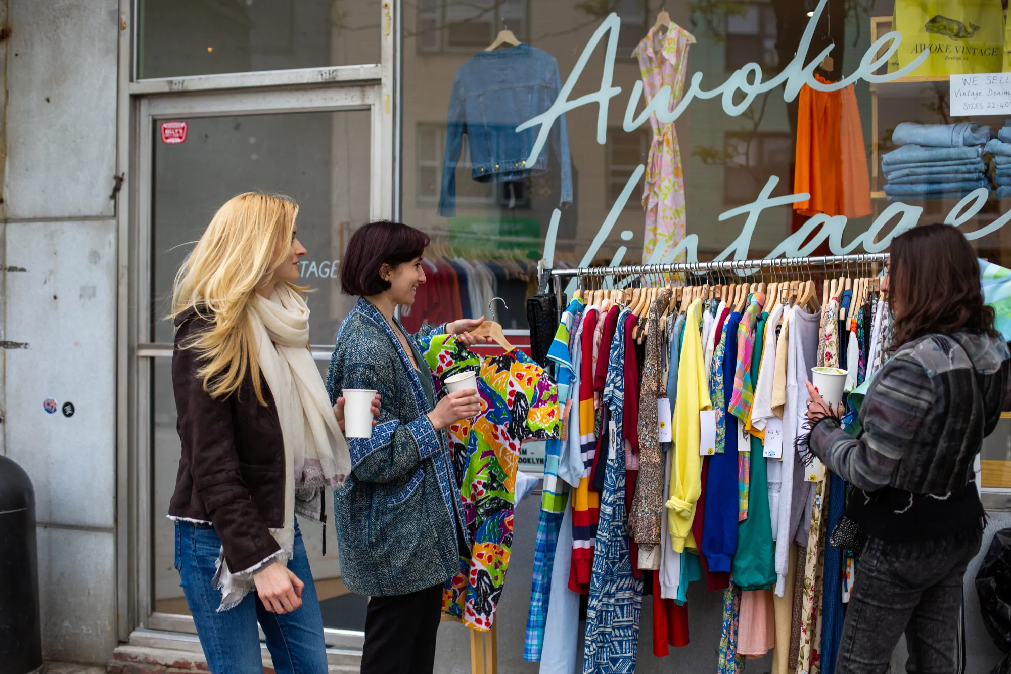3A7B9971 Women vintage shopping in New York City